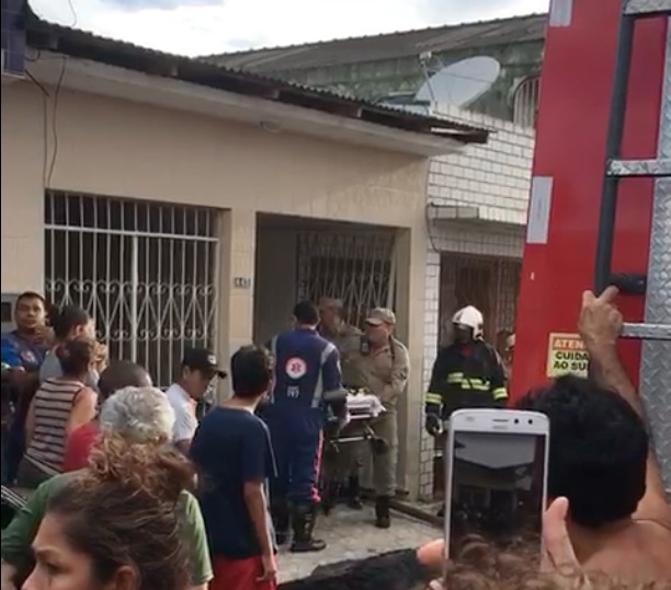 Homem morre carbonizado após casa pegar fogo em Manaus