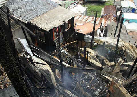Famílias afetadas por incêndio no Educandos vão receber auxílio-aluguel 