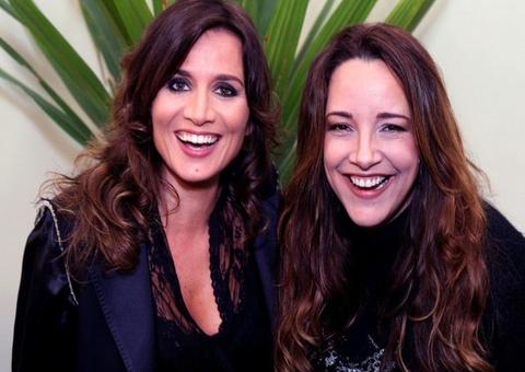 Namorada de Ana Carolina surge de topless durante ensaio