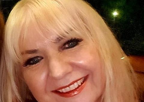 Aos 57 anos, mulher revela que namorou 200 rapazes 'novinhos'