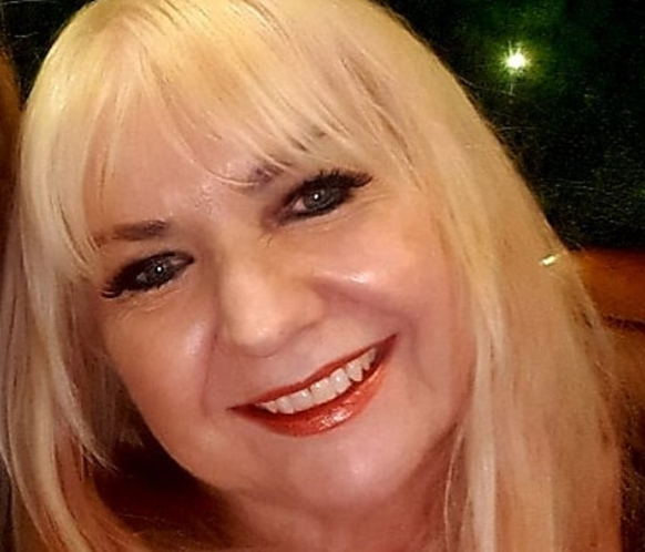 Aos 57 anos, mulher revela que namorou 200 rapazes 'novinhos'