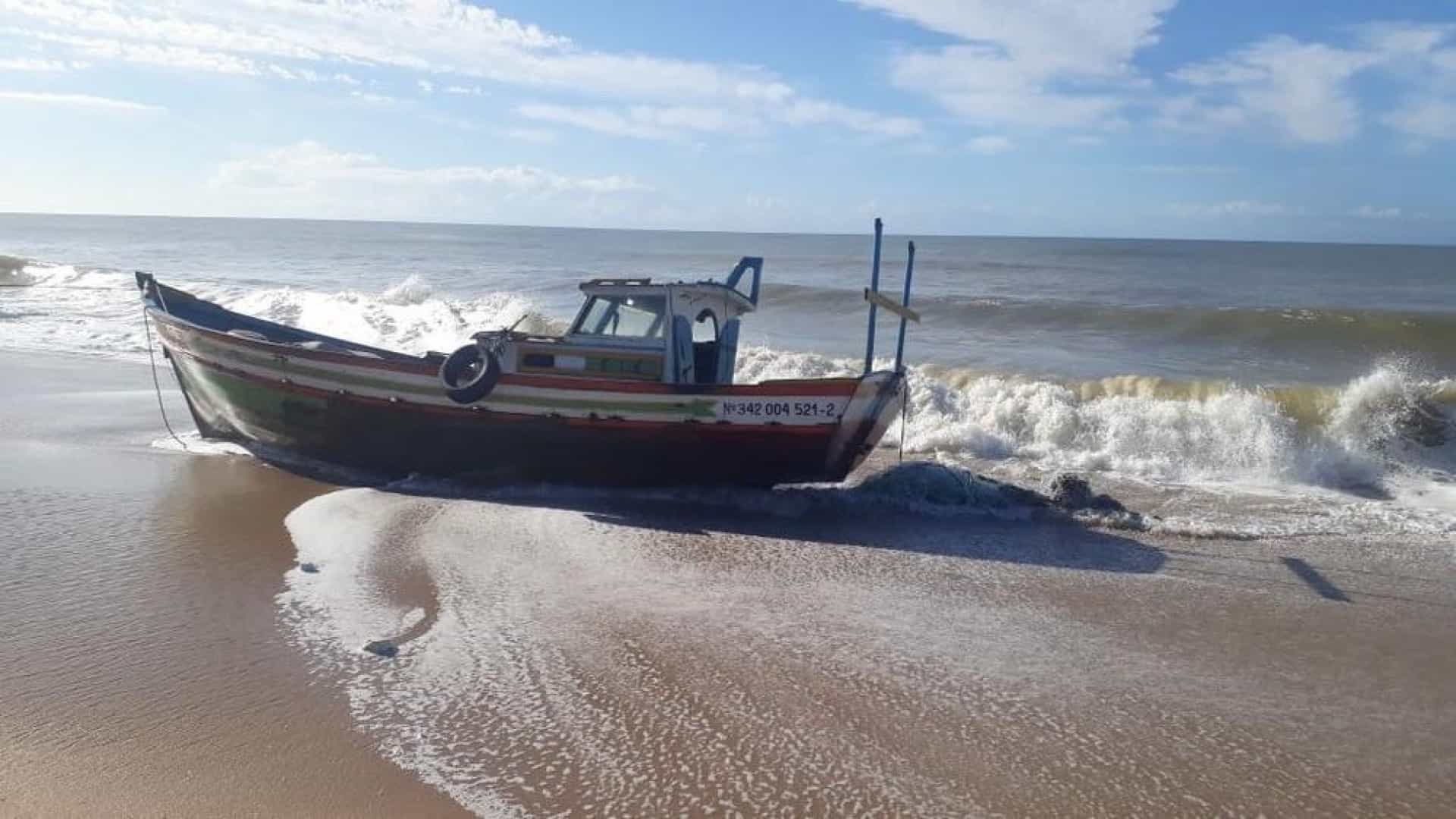 Barco com casal e menino de 4 anos naufraga em alto mar no Rio de Janeiro