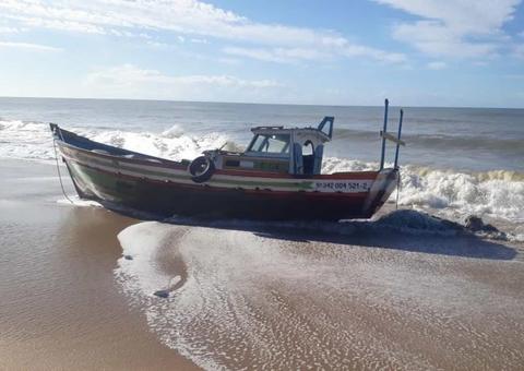 Barco com casal e menino de 4 anos naufraga em alto mar no Rio de Janeiro