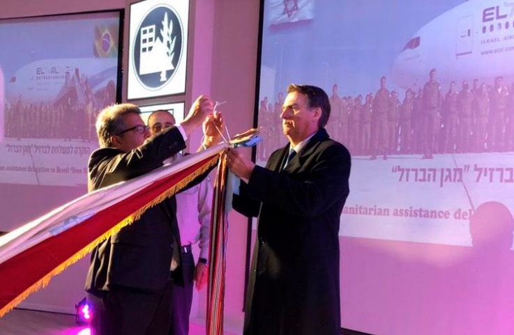 Bolsonaro condecora em Israel militares que trabalharam em Brumadinho