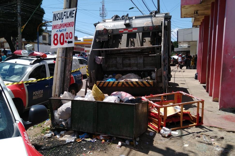 Funcionários encontram corpo de homem dentro de caminhão de lixo em Manaus