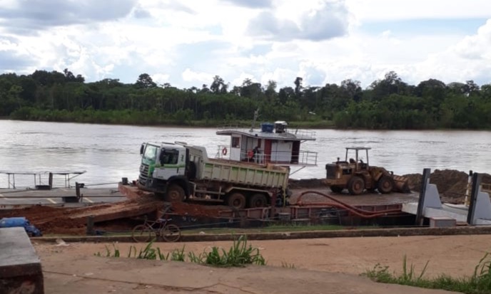 Caminhão de Prefeitura era utilizado por empresa privada no transporte de areia no Amazonas 