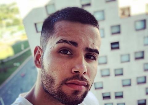 Cantor Jerry Smith dá soco em fã após ter braço agarrado; veja vídeo