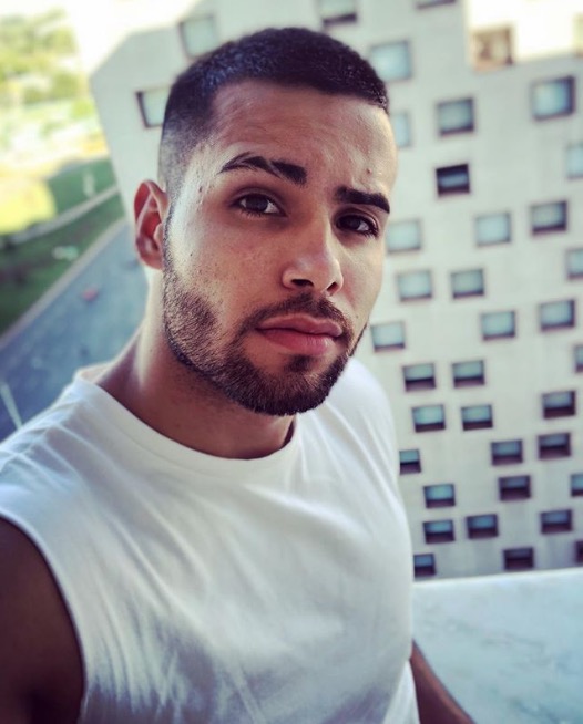 Cantor Jerry Smith dá soco em fã após ter braço agarrado; veja vídeo