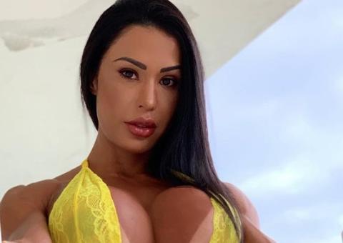 De maiô cavadíssimo, Gracyanne Barbosa causa ao posar de perna aberta