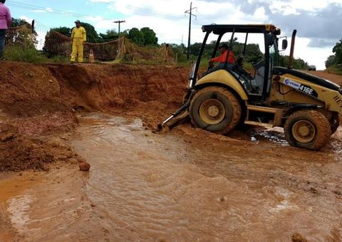 Trecho da AM-070 afunda e rodovia está parcialmente interditada