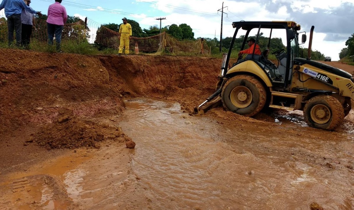 Trecho da AM-070 afunda e rodovia está parcialmente interditada