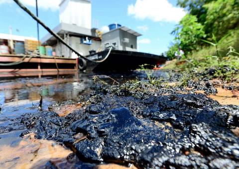 Ipaam acompanha contenção de vazamento de emulsão asfáltica no rio Negro