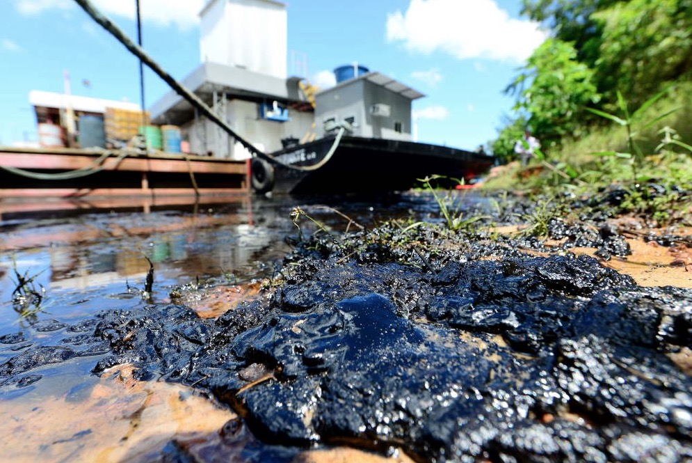 Ipaam acompanha contenção de vazamento de emulsão asfáltica no rio Negro