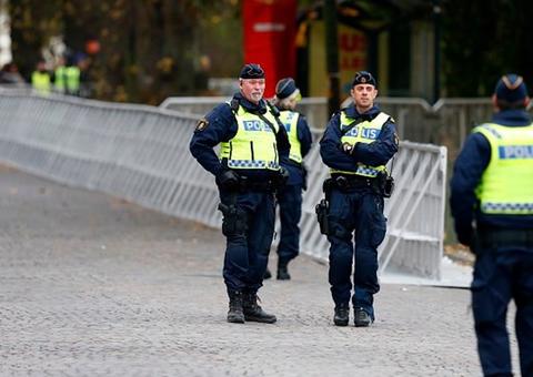 Pelado, policial prende traficante de droga durante a sauna   