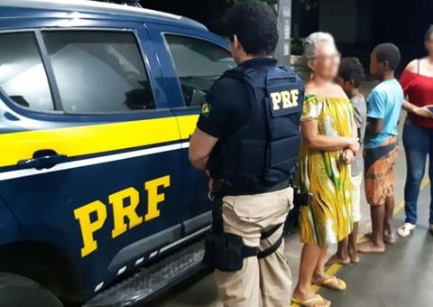 Meninos brincam em carga de caminhão, adormecem e viajam por engano 