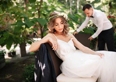 Mulher descobre perfil do noivo no Tinder dois dias antes do casamento