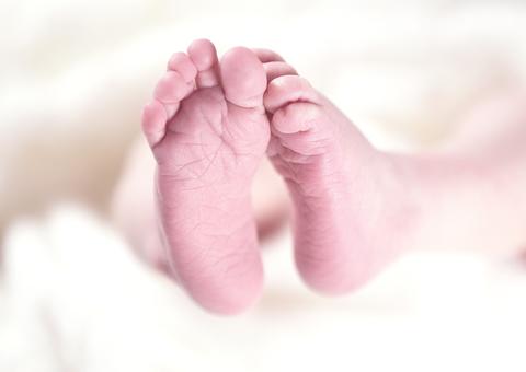 Bebê de 1 ano morre após ser esquecido dentro de carro pelo pai