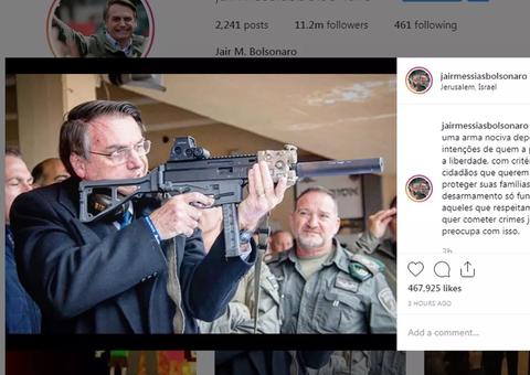 Bolsonaro posta foto com arma em punho e condena lei do desarmamento em viagem a Israel