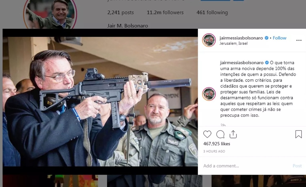 Bolsonaro posta foto com arma em punho e condena lei do desarmamento em viagem a Israel