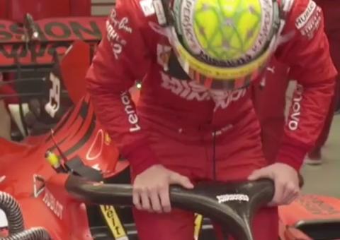 Mick Schumacher segue os passos do pai em estreia pela Ferrari 