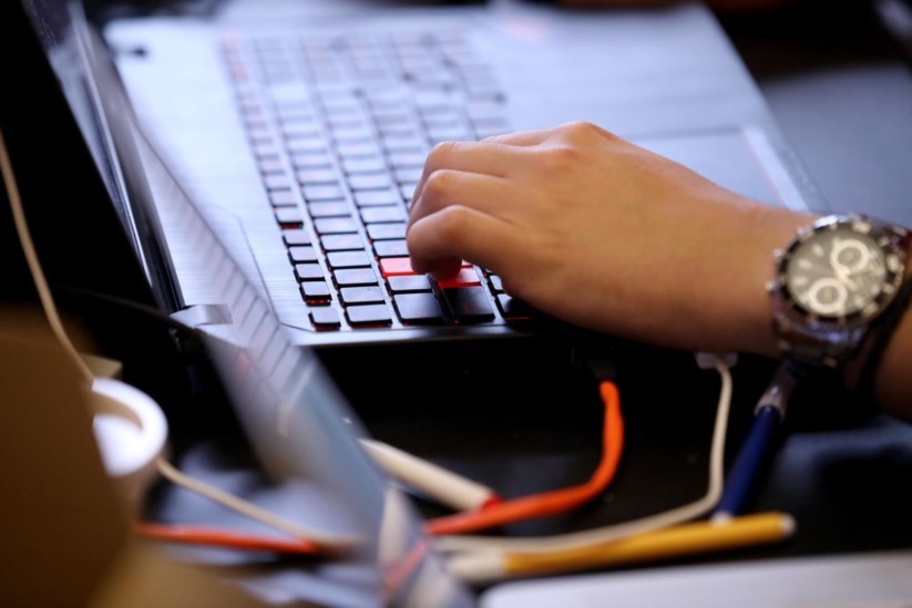 Inspetor de escola pública é preso suspeito de guardar arquivos com pornografia