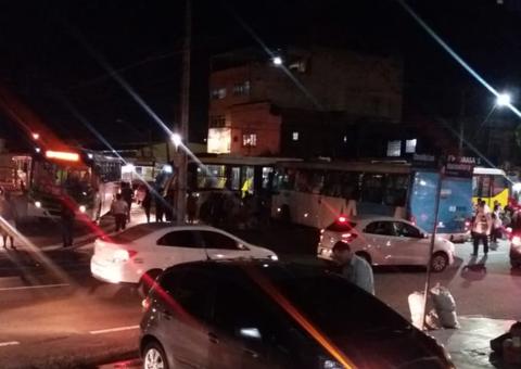 Grave acidente entre dois ônibus deixa motorista preso às ferragens em Manaus