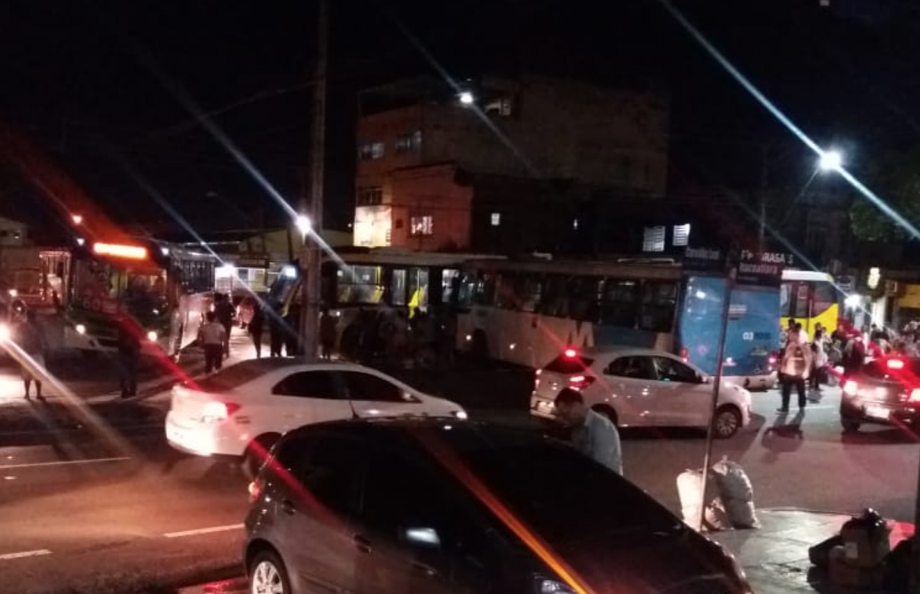 Grave acidente entre dois ônibus deixa motorista preso às ferragens em Manaus
