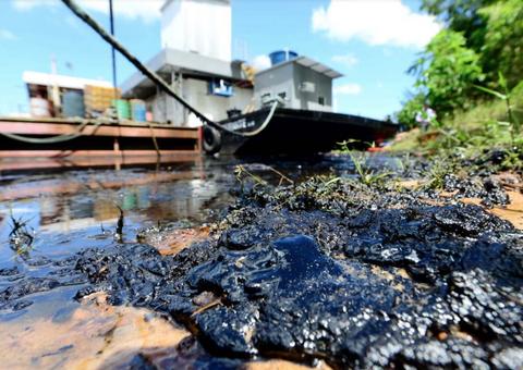 Empresa responsável por vazamento de emulsão asfáltica no rio Negro é multada em R$ 600 mil