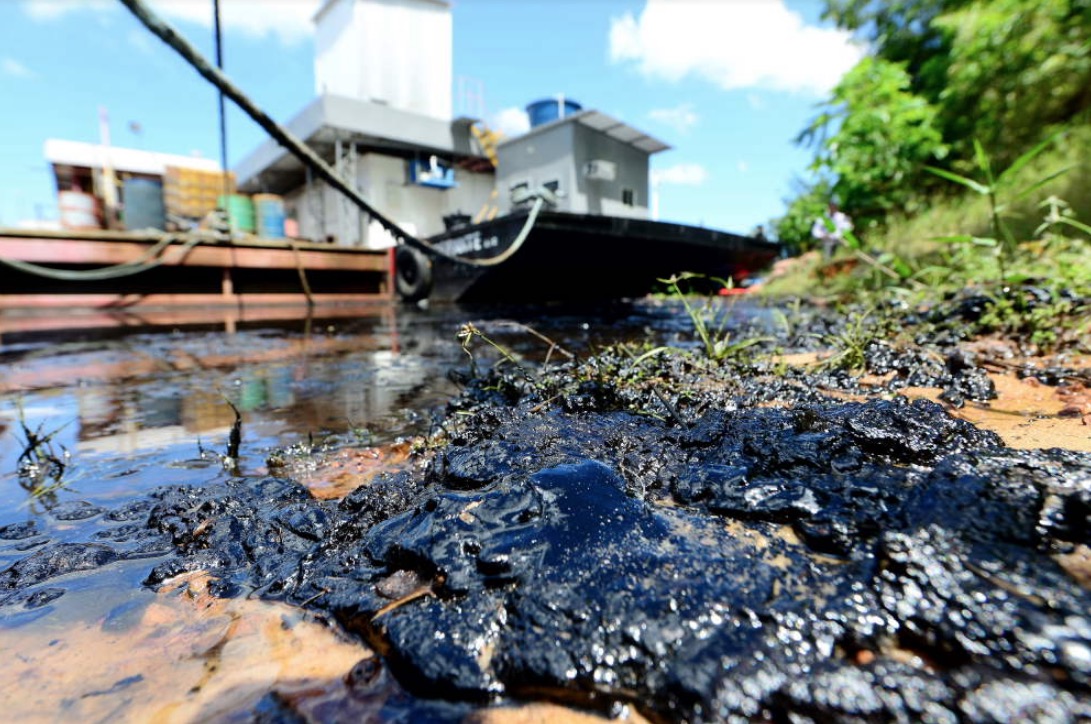 Empresa responsável por vazamento de emulsão asfáltica no rio Negro é multada em R$ 600 mil