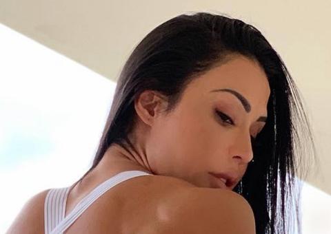 Gracyanne Barbosa estica fio-dental ao limite e enlouquece seguidores