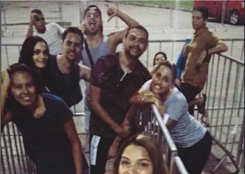 Fãs acampam em frente à Arena para garantir ingressos do show de Sandy e Júnior