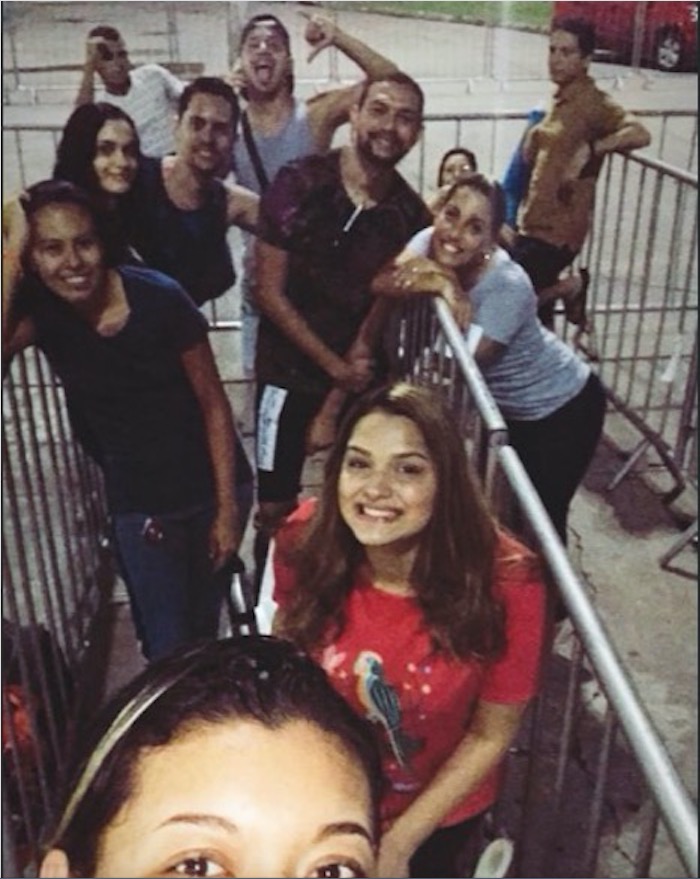 Fãs acampam em frente à Arena para garantir ingressos do show de Sandy e Júnior