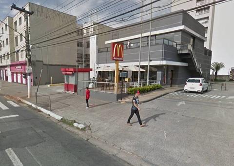 Mulher é impedida de comprar sorvete para filhos em loja do McDonald's