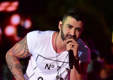 Gusttavo Lima chama fã mirim para cantar e tem reação surpreendente 