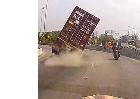 Milagre! Motociclista escapa de ser esmagado por caminhão em rodovia