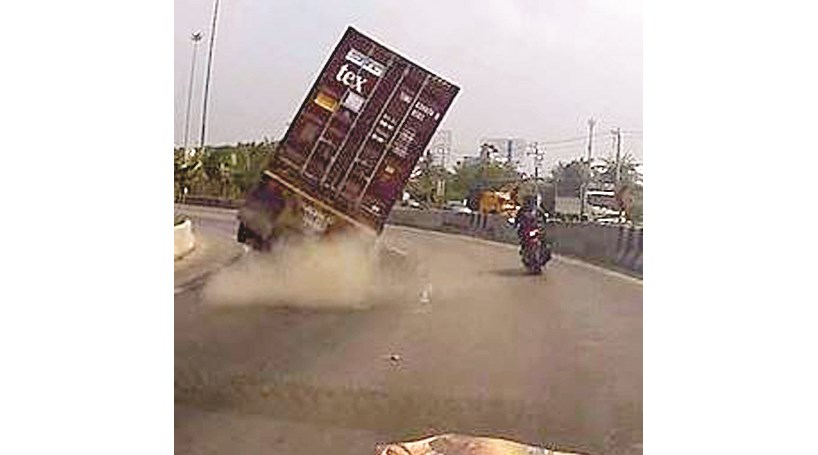 Milagre! Motociclista escapa de ser esmagado por caminhão em rodovia