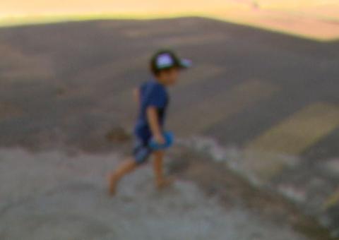 Mãe acusa creche de negligência após filho de 2 anos voltar sozinho para casa