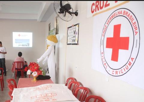 Comunidade isolada após ciclone em Moçambique começa a receber mantimentos