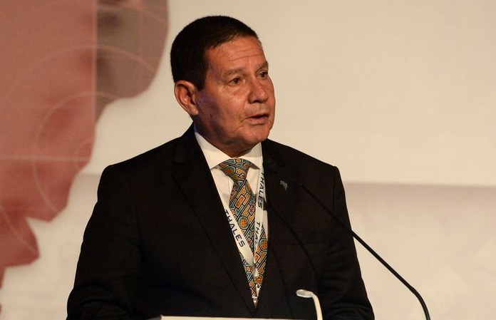 Governo pode oferecer cargos para partidos da base aliada, diz Mourão