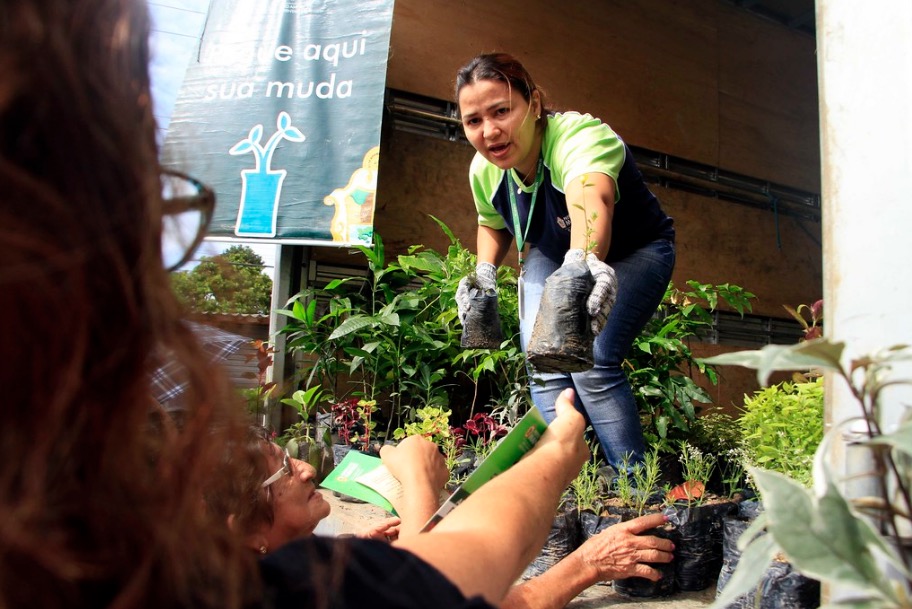 'Pedágio Ambiental' distribui mudas para moradores da zona Norte