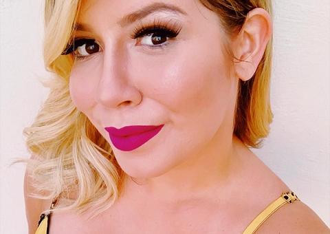 Com silicone nos seios, Marília Mendonça exibe decotão em selfie