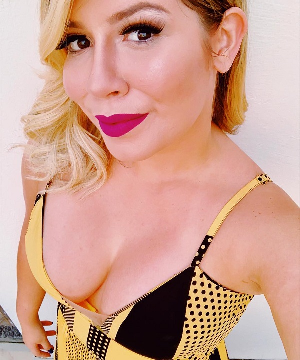 Com silicone nos seios, Marília Mendonça exibe decotão em selfie
