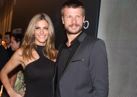 Fernanda Lima anuncia gravidez com foto inusitada ao lado do marido