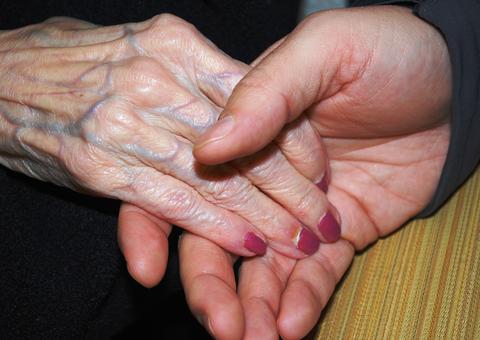 Idosa de 80 anos é estuprada por vizinho e abandonada nua no pátio de casa