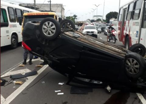 Capotamento violento em avenida deixa trânsito parado em Manaus