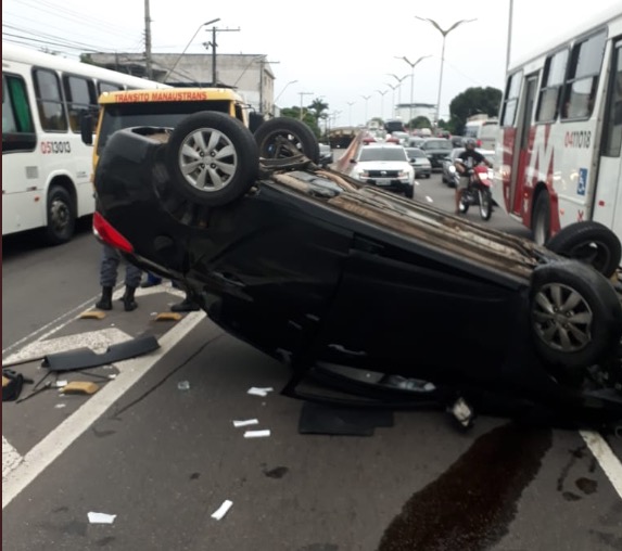 Capotamento violento em avenida deixa trânsito parado em Manaus