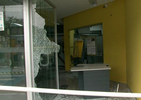 Dez criminosos morrem e família é feita refém em assalto a duas agências bancárias