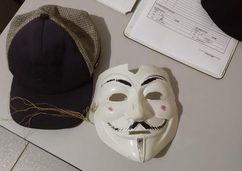 Jovens mascarados e armados com machado invadem escola e tocam terror