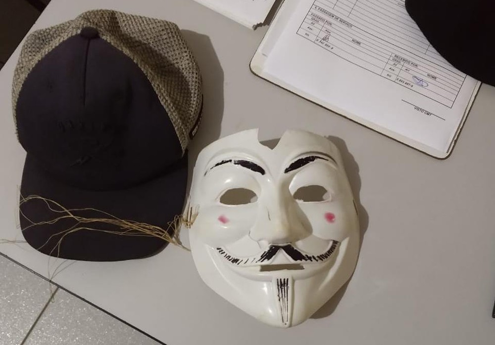 Jovens mascarados e armados com machado invadem escola e tocam terror