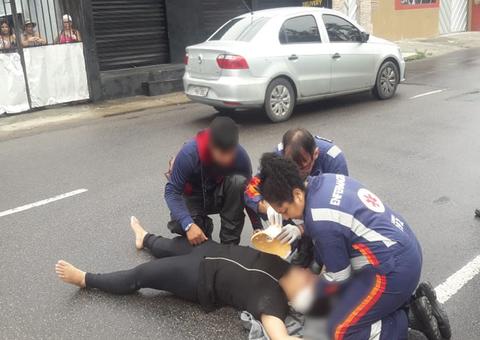 Mulher fica ferida em acidente com motocicleta em Manaus